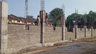 Photo of प्राक्कलन से पतला छड़ और अमानक ईंटों व रेत से बनाया जा रहा अनाज भंडारण के लिए वेयर हाउस का भवन,, भाग१