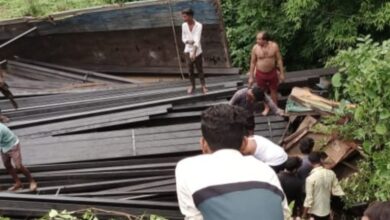 Photo of बरमकेला,चांटीपाली दुर्गा मंदिर के ऊपर मोड़ पर सारंगढ़ तरफ से आ रहे लोहे से भरा ट्रक गिरा खाई में