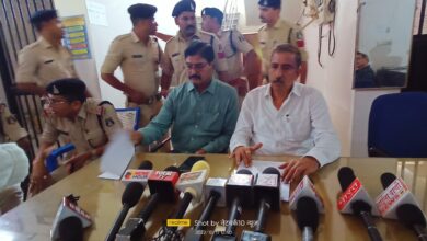 Photo of सारंगढ़: एसपी राजेश कुकरेजा ने ग्राम किसड़ा मे हुवे अंधे कत्ल का किया खुलासा… युवती से छेड़छाड़ पर गई युवक की जान…विवाहिता के पिता और पति ने ही की थी हत्या….पुलिस की गहन छानबीन और लगातार दबाव बनाने से आरोपियो ने ऊगला हत्या काण्ड का सच……