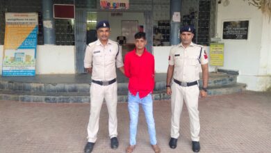 Photo of थाना कोतवाली सारंगढ़ की कार्यवाही,लापरवाह वाहन चालक के विरुद्ध गैर जमानती धाराओं में अपराध दर्ज कर भेजा जेल,आरोपी के वाहन स्विफ्ट डिजायर को किया जप्त।