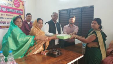 Photo of जिला पंचायत सदस्य बैजंती नंदराम  लहरे ने मितानिनों को साल श्रीफल एवं कंबल से सम्मानित किया।