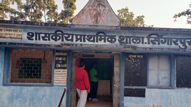 Photo of सिंगारपुर प्राथमिक शाला स्कूल मे प्रधान पाठक की मनमानी,3बजे स्कूल की छुट्टी, बच्चों की भविष्य अंधकार मे!