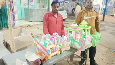 Photo of कार्तिक पूर्णिमा पर दीपदान करने लोगों में दिखा उत्साह,अनेक डिजाइनों में दीये खरीदते दिखे लोग