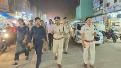 Photo of जिला मुख्यालय सारंगढ़ नगर की गलियों में सघन रूप से प्रशासन और पुलिस की सयुक्त टीम ने निकाली फ्लैग मार्च।