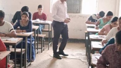 Photo of एसडीएम वासु जैन ने बरमकेला में पकड़ा सामूहिक नकल