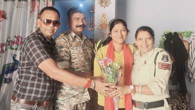 Photo of महिला सशक्तिकरण का अनूठा सम्मान: खरसिया पुलिस ने पत्रकार पूजा जायसवाल को किया सम्मानित।