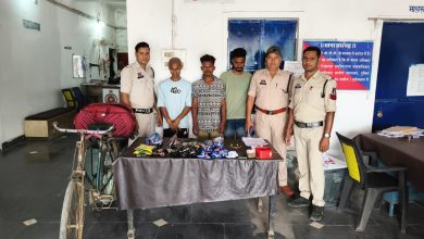 Photo of चोरी के तीन आरोपी पुलिस के गिरफ्त मे,आरोपियों के कब्जे से बरामद 132560 रूपये के सामान व नगद रकम हुए बरामद।