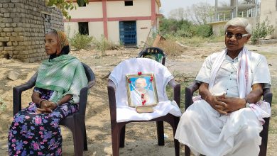 Photo of 75 वर्ष के बुजुर्ग ने बैठा कलेक्टर परिसर के बाहर आमरण अनसन पर।