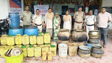 Photo of महुआ शराब और शराब बनाने की सामग्री के साथ एक महिला आरोपी गिरफ्तार ।