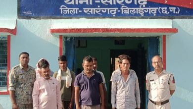 Photo of आरोपियों के कब्जे से बरामद की गई 2 कार,1 मोटर सायकल,10 मोबाइल,52 पत्ती ताश,51560₹ नगद रकम।
