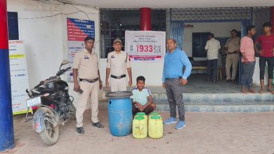 Photo of अवैध शराब पर सारंगढ़ पुलिस की कार्यवाही जारी,110 लीटर महुआ शराब जप्त।