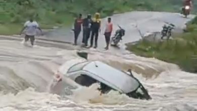 Photo of वाहन चालक की लापरवाही से नाला में बह गई स्विप्ट..कार में थे तीन लोग सवार।