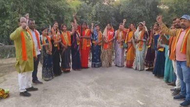 Photo of महिला मोर्चा के जिला अध्यक्ष वैजयंती नंदू लहरें का भव्य स्वागत।