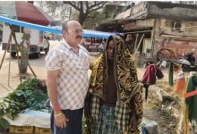 Photo of पार्षद श्याम भोजवानी द्वारा जरूरतमंदों को ठंड से राहत हेतु कम्बल वितरण।