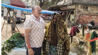 Photo of पार्षद श्याम भोजवानी द्वारा जरूरतमंदों को ठंड से राहत हेतु कम्बल वितरण।