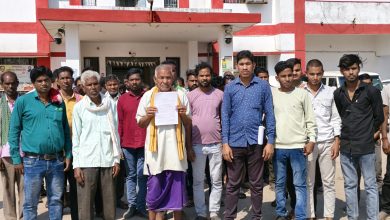Photo of प्रधानमंत्री आवास योजना के नाम पर अवैध वसूली” सरपंच पवन कुमार साहू, एवं उपसरपंच सुनील साहू पंच पति प्रहलाद दास महंत पर ग्रामीणों ने लगाया आरोप!
