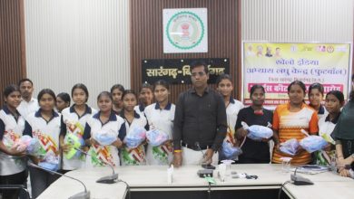 Photo of कलेक्टर डाॅ. कन्नौजे ने खिलाड़ी बच्चों को वितरित किए खेलो इंडिया का स्पोर्ट्स किट