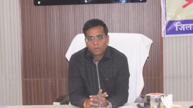 Photo of जिले में रसोई गैस, पेट्रोल और डीजल की कोई कमी नहीं, उपभोक्ता अनावश्यक स्टॉक न करें : कलेक्टर डॉ संजय कन्नौजे